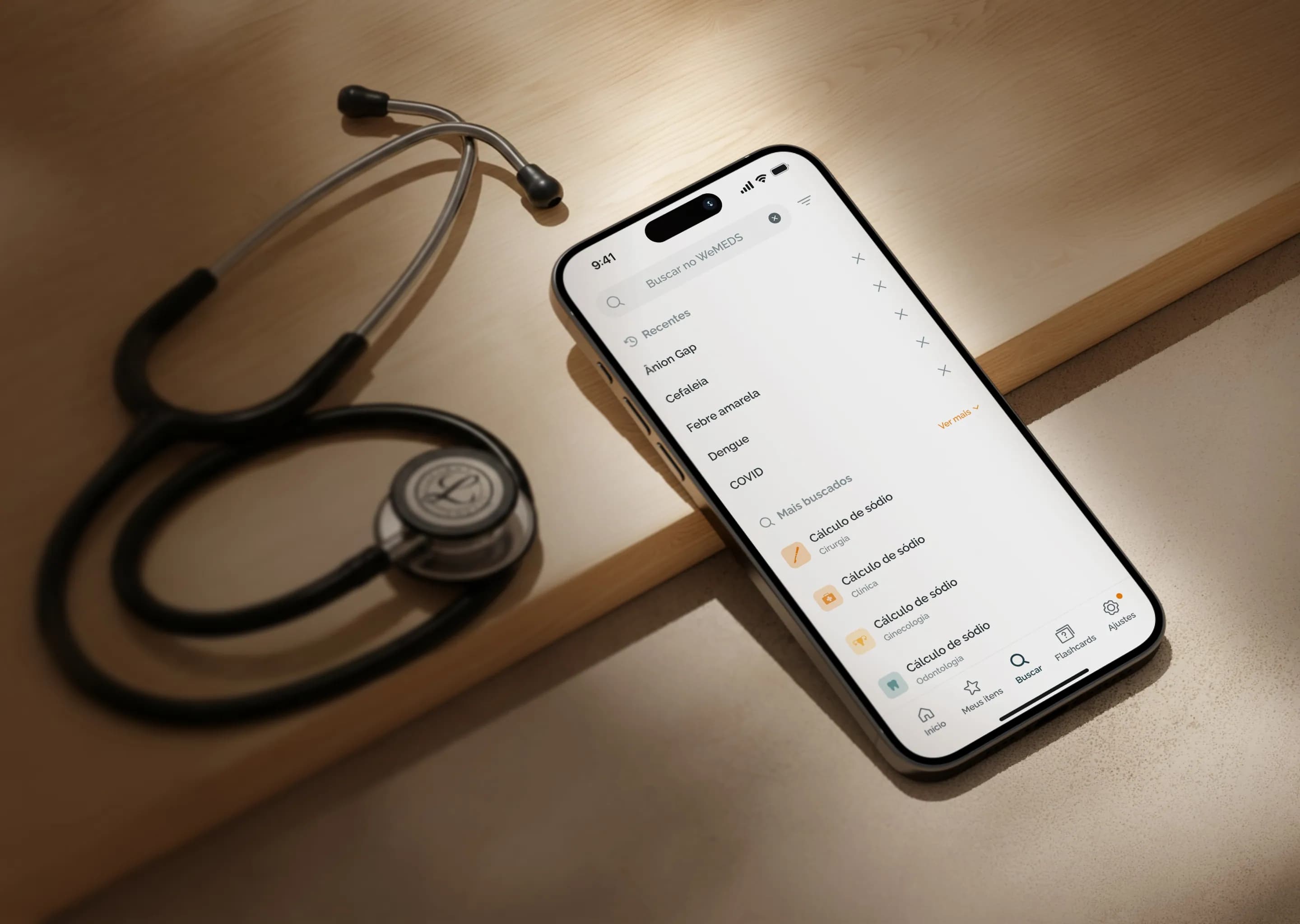 Celular com o app WeMEDS ao lado de um estetoscópio